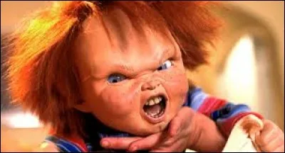 Quelle insulte lance Chucky à la mère d'Andy quand cette dernière le provoque en lui disant 《 Tu parles ou je te balance dans le feu ! 》?