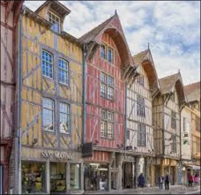 Comme dit en préambule, il a eu des problèmes avec ses parents. En effet, en 1420, un traité est signé entre le roi (et la reine) de France et Henri V d'Angleterre. Il s'agit de :