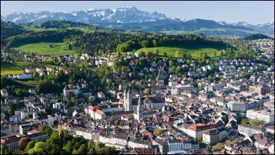 Saint-Gall est à la fois une ville et un canton suisse. Quel lac borde le canton de Saint-Gall ?