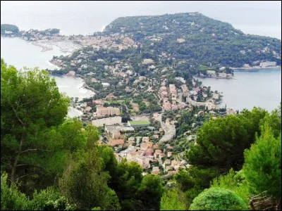 Quelle est cette localité de la Côte d'Azur, située sur une péninsule juste à l'est de Nice ?