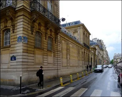 Dans quelle ville européenne une rue avait-elle été surnommée la "Sniper Alley" ?