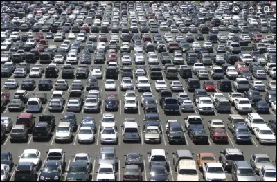 Il y a une place pour se garer mais tu soupçonnes qu'elle est légèrement trop étroite pour ta voiture :