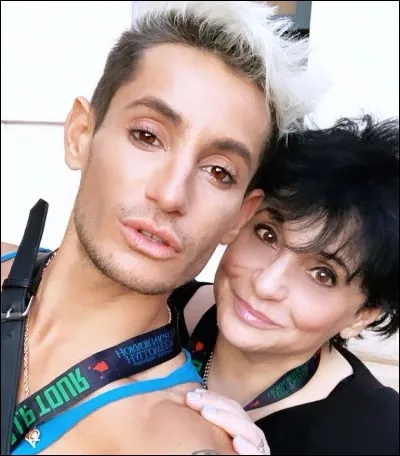 Comment s'appelle le demi-frère d'Ariana ?