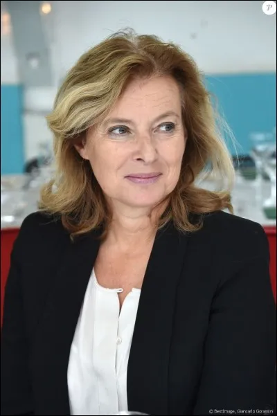 Quel titre Valérie Trierweiler a-t-elle donné à son livre qui commence par : " Un jour, un amour violent a incendié ma vie. Il avait quatre enfants. J'en avais trois."