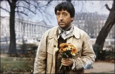 Dans le film de Serge Korber, dans quelle ville met-il en scène un idiot incarné par Bourvil ? (titre du film)