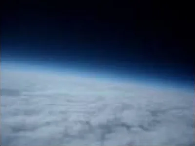 La vapeur d'eau de l'atmosphère est visible.