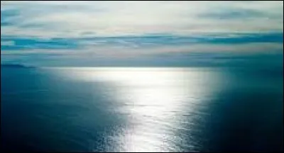 Les océans et les mers constituent le plus grand réservoir d'eau sur la Terre.