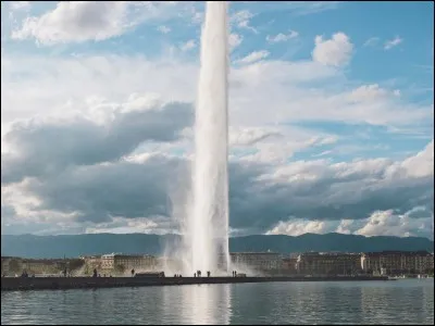L'eau est équitablement répartie sur toute la surface de la Terre.
