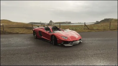 Cette hypercar italienne est atypique, elle ne dispose pas de pare-brise comme la plupart des roadsters. Comment se nomme-t-elle ?