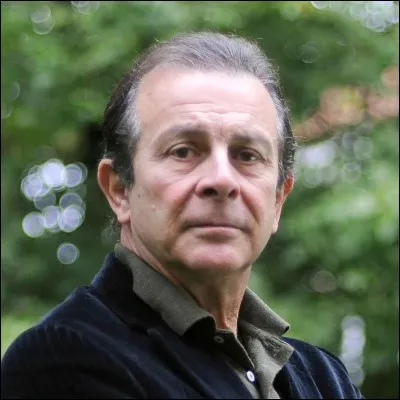 Il était le collègue de Coluche dans "Le Maître d'école", Pierre dans "Trois hommes et un couffin", Alex dans "À nous les garçons" et Bernard Aragnouet dans "Le Provincial" : c'est ...