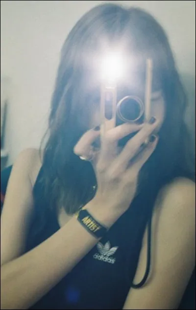 Pour quelle marque, Lisa pose-t-elle aux côtés de BamBam de GOT7 ?