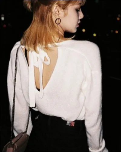 Pour quelle marque de maquillage, Lisa est-elle une égérie ?