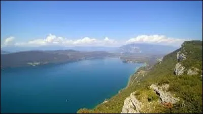 Le lac du Bourget se situe dans le département du Doubs.