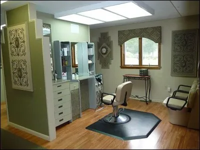 Oui, la maison possède même une mini salon de coiffure/barbier. Combien de places assises sont présentes ici ?