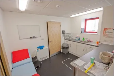 Retournons à la pièce principale de la question numéro trois pour découvrir ce lieu, qui soigne les bobos du quotidien. Qu'est-ce que c'est ?