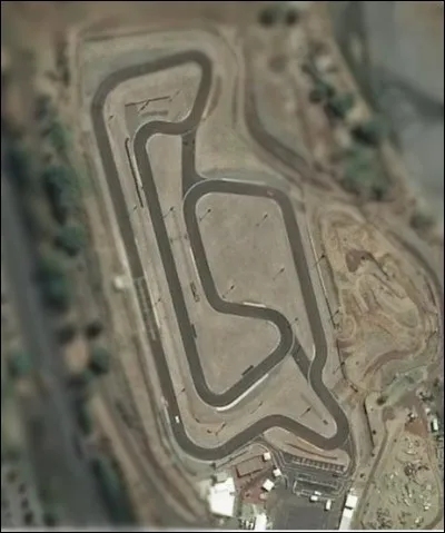 Puis, dans un terrain vague, les anciens propriétaires adoraient faire des courses de voitures sur ce...