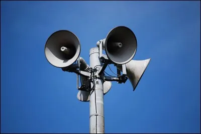 Vous avez peut être vu, c'est une grande propriété. Alors, pour se faire entendre de ses occupants, les propriétaires ont mis en place un système ingénieux. À votre avis, qu'est-ce que c'est ?