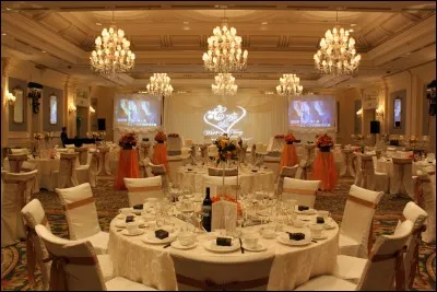 Avant de nous quitter, je vous invite à me suivre dans ce lieu, afin de conclure la visite avec un bon vin. Ici, vous pouvez organiser des fêtes, tels que mariages ou anniversaires. Quel est le nom de cette salle ?