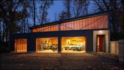 Ensuite, à gauche se trouve ce grand garage. Combien de voitures apercevez-vous ?