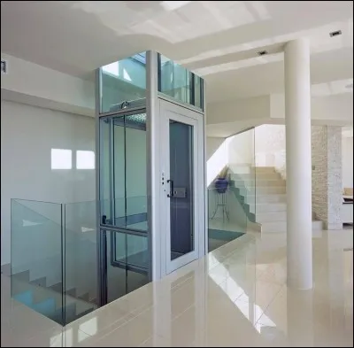 Passons à présent à l'étage. Pour y accéder, la maison possède...