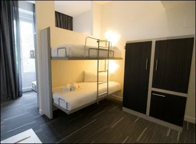 Ceci est une chambre pour recevoir des proches. Combien de lits voyez-vous ?