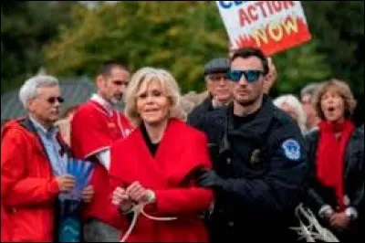 En octobre 2019, on a aussi pu voir Jane Fonda se faire passer les bracelets lors d'une manifestation à Washington.
Quel était le thème de cette manifestation ?