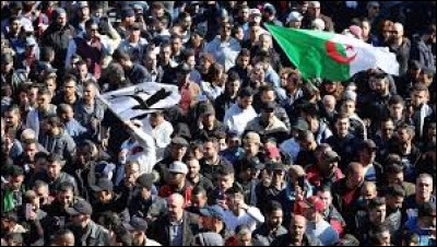 Après 37 semaines de manifestation, la contestation ne faiblit pas en Algérie !
Qui a dû faire un pas de côté face à la colère de la rue ?