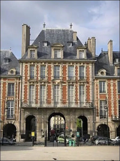 Où se situe à Paris le Pavillon de la Reine ?