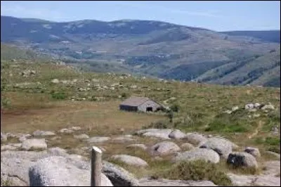 Avec 76 000 habitants et une densité moyenne de 15 habitants au km², c'est le moins peuplé des départements français : il s'agit de ...