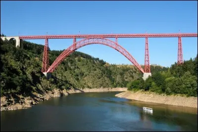 Dans quel département peut-on voir le viaduc de Garabit franchissant la Truyère ?