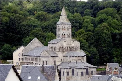 Dans quel département peut-on voir les églises romanes d'Orcival et de Saint-Nectaire ?