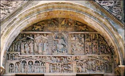 Dans quel département se trouve l'abbaye de Conques, célèbre pour son tympan roman ?