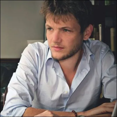 Maintenant, on complique, alors, qui est-ce ?