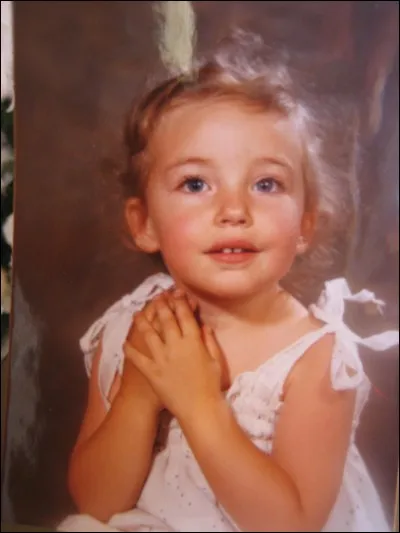 Souvenir personnel, c'est aussi l'anniversaire de celle qui fut cette petite fille née un 13 novembre. De quel signe astrologique est-elle ?