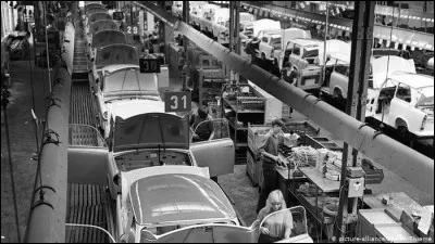 Quel secteur économique emploie la part la plus importante de la population active ?