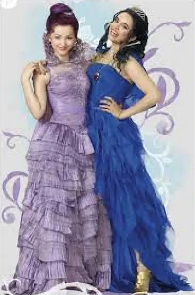 Qui a cousu la robe de couronnement de Mal ? ( Je n'ai pas trouvé d'autres photos avec la robe entière de Mal, donc il y a Evie dessus)