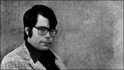 Sous quel pseudonyme écrit-il 7 livres durant les années 70 et 80 ?