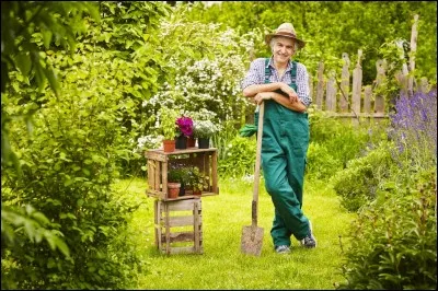 On dit souvent des jardiniers qu'ils ont la main _____.
