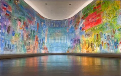 En 1937, sur le thème de l'électricité, il réalisa une uvre légendaire et monumentale pour l'exposition internationale. Quelle est la surface de cette uvre ?