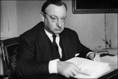 Il était le ministre des finances dans "Les Grandes Familles", l'avocat de Verdier dans "Un témoin dans la ville" ; il a tenu un grand nombre de rôles de policier ou de magistrat : c'est ...