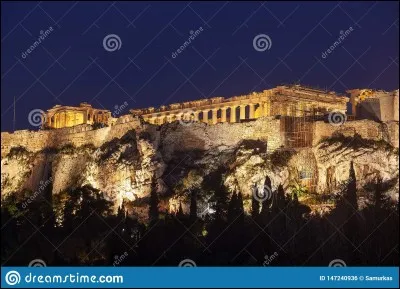 Pour un temple grec, que signifie le terme "périptère" ?