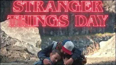 Que fait Mike pour sauver Dustin ?