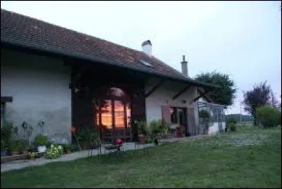 Vous avez sur cette image l'église Saint-Louis des Essards-Taignevaux. Village de Bourgogne-Franche-Comté, il se situe dans le département ...