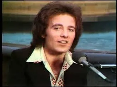 ''Get Down'' est un titre de Gilbert O'Sullivan, un chanteur originaire de la ville de Waterford dans la province de Munster. Quelle est sa nationalité ?