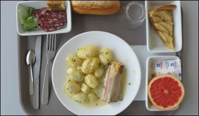 Au réfectoire, j'aperçois un délicieux dessert mais je me fais pas d'illusion, comme à chaque fois, je suis privée de ce privilège, je tente tout de même. À peine installée à une table seule, Alisa et deux autres filles se mettent face à moi et prennent le gâteau ! Je ne peux rien dire. De quelle pâtisserie est-il question ici ?