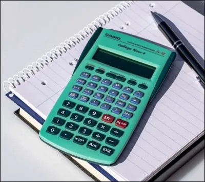 Les cours s'enchaînent mais cela ne change en rien dans le comportement des autres "camarades". À peine ai-je sorti ma trousse sur la table, que ma voisine la fait tomber au sol, répandant ainsi les stylos, crayons, gomme... Le professeur me regarde et me demande de faire plus attention. Je ne dis rien. D'après l'image, je suis en quelle matière ?