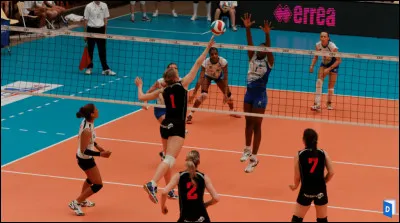 Au volley-ball, le filet chez les seniors masculins est à 2,43 mètres de hauteur. De combien de centimètres est-il plus haut que le filet chez les seniors féminines ?