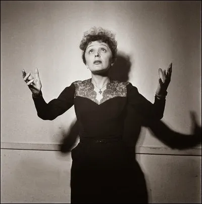 Qui est la femme sur la photo et que fait-elle comme métier ?