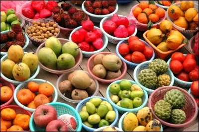 Il y a 10 fruits dans une boîte. 30% d'entre eux ne sont pas des pommes. Combien de pommes y a-t-il dans la boîte ?