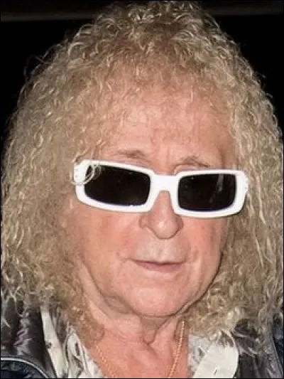 Qui est ce Michel, auteur-compositeur-interprête, qui cultive une apparence singulière ?